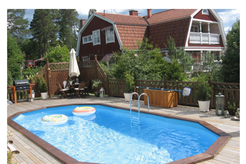 Pool och rött hus